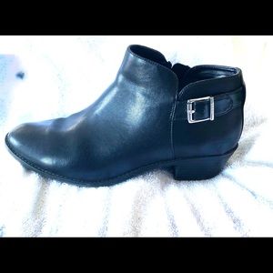 Sold in 1 day! Black leather Vionic booties